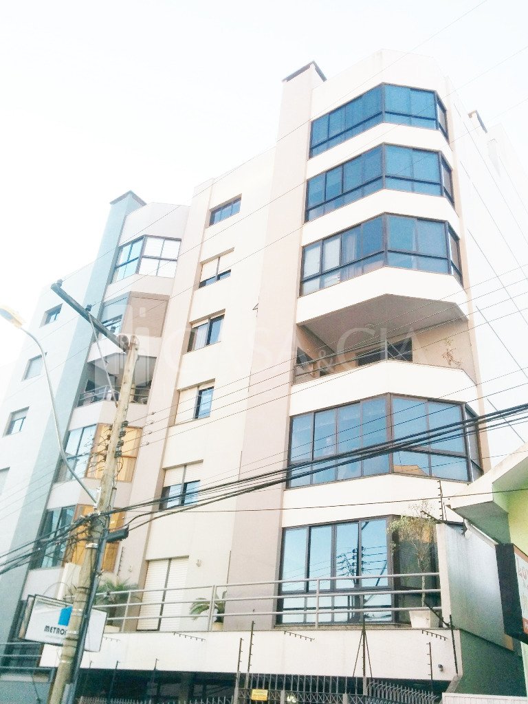 Apartamentos - 2 Dorm.<br />São Pelegrino<br />Caxias do Sul<br /><br />APARTAMENTO LOCALZIAOD NO BAIRRO SÃO PELEGRINO, AMPLA SACADA COM CHURRASQUEIRA, 02 DORMITÓRIOS - SENDO 01 SUÍTE COM HIDRO,, SALA DE ESTA E JANTAR INTEGRADAS, COZINHA E ÁREA DE SERVIÇO INDEPENDENTES, BANHEIRO SOCIAL, ESPERA PARA CALEFAÇÃO E ÁGUA QUENTE, PISO LAMINADO E CERÂMICO E 01 VAGA DE GARAGEM. FICAM OS MÓVEIS DOS BANHEIROS. PRÉDIO COM ELEVADOR.