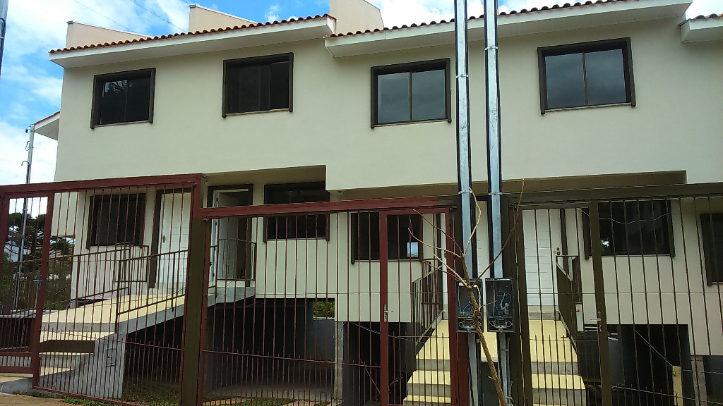 Sobrados - 2 Dorm.<br />Nossa Senhora da Saúde<br />Caxias do Sul<br /><br />SOBRADO TRIPLEX NO VINHEDOS COM 2 DORMITÓRIOS, BANHEIRO SOCIAL, SACADA, PÁTIO GRAMADO, ESPERA PARA ÁGUA QUENTE, PISO EM PORCELANATO, PINTURA EMBORRACHADA E ESPERA PARA GÁS CENTRAL. GARAGEM PARA 3 CARROS (2 COBERTOS 1 DESCOBERTO), ENTRADA INDIVIDUAL, FRENTE NORTE. 0-0