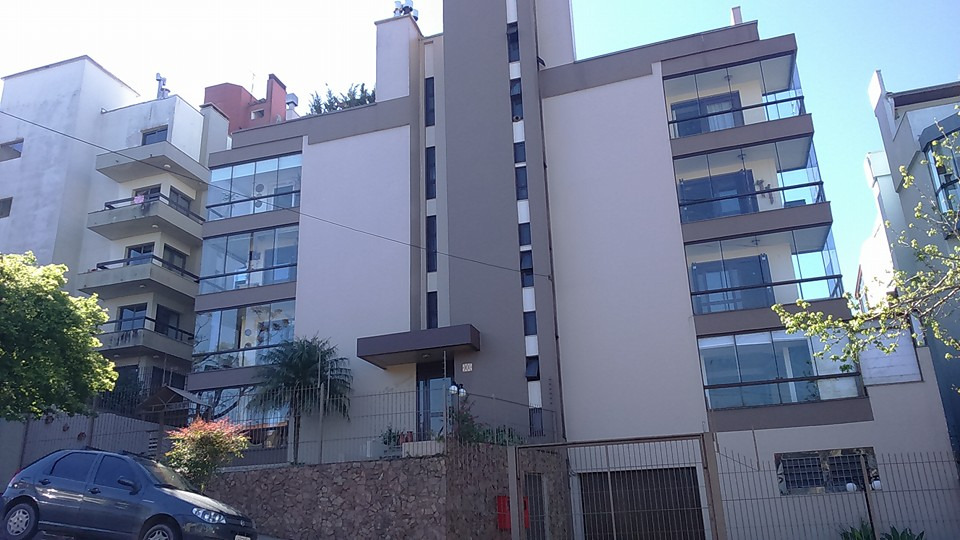 Apartamentos - 3 Dorm.<br />Exposição<br />Caxias do Sul<br /><br />AMPLO APARTAMENTO COM 3 DORMITÓRIOS SENDO 1 SUÍTE, MAIS DEPENDÊNCIA DE EMPREGADA, AMPLO ESTAR E JANTAR COM LAREIRA, SACADA COM CHURRASQUEIRA, COZINHA COM COPA E DEMAIS DEPENDÊNCIAS, 2 VAGAS LADO A LADO. PRÉDIO COM ELEVADOR E BAIXO CUSTO CONDOMINIAL. AVALIAM IMÓVEL ATÉ 50% DO VALOR
