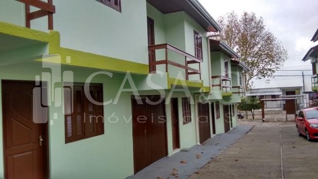 Sobrados - 3 Dorm.<br />Cidade Nova<br />Caxias do Sul<br /><br />SOBRADO DUPLEX EM CONDOMÍNIO FECHADO, EXCELENTE LOCALIZAÇÃO NO CIDADE NOVA - PRÓXIMO A ESCOLA, PARADA DE ÔNIBUS E DO MERCADO ANDREAZZA,. POSSUI 3 DORMITÓRIOS, LAVABO, ÁREA DE SERVIÇO, BANHEIRO SOCIAL, SACADA, GARAGEM INTERNA. 0-0