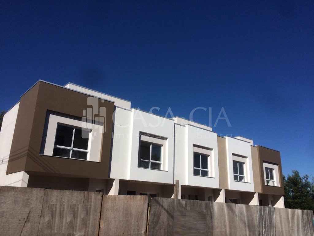 Sobrados - 2 Dorm.<br />Desvio Rizzo<br />Caxias do Sul<br /><br />SOBRADO DUPLEX COM ARQUITETURA MODERNA, ENTRADA INDIVIDUAL, LOCALIZADO NO BAIRRO DESVIO RIZZO, COM 02 DORMITÓRIOS, BANHEIRO SOCIAL, SALA DE ESTAR E JANTAR, COZINHA, LAVABO, BANHEIRO SOCIAL, CHURRASQUEIRA, ESPERA P/ ÁGUA QUENTE, MASSA CORRIDA, REBAIXE EM GESSO, PISO EM PORCELANATO E LAMINADO, ESQUADRIAS EM ALUMÍNIO BRANCO, NAS PAREDES INTERNAS, VAGA DE GARAGEM PARA 1 CARRO. 0-0