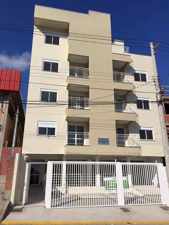 Apartamentos - 3 Dorm.<br />Rosário<br />Caxias do Sul<br /><br />APARTAMENTO COM 3 DORMITÓRIOS, SENDO 1 SUÍTE, SALA, COZINHA/ÁREA DE SERVIÇO, BANHEIRO SOCIAL, TERRAÇO MAIOR COM CHURRASQUEIRA, TERRAÇO MENOR, GELOSIAS NAS JANELAS, ESQUADRIAS EM ALUMÍNIO, ÓTIMA POSIÇÃO SOLAR FRENTE OESTE, SOLEIRA EM GRANITO, VISTA PANORÂMICA DEFINIDA, TODOS OS CÔMODOS COM TETO EM GESSO, QUARTOS E SALA COM PISO EM LAMINADO, PORCELANATO NOS BANHEIROS, COZINHA/ÁREA DE SERVIÇO, HIDRÔMETRO E MEDIDOR DE LUZ INDIVIDUAL E 2 VAGAS DE GARAGEM. MERCADO PRÓXIMO, FÁCIL ACESSO À UCS. 0-0