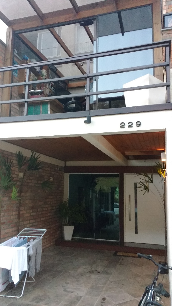Sobrados - 3 Dorm.<br />Nossa Senhora da Saúde<br />Caxias do Sul<br /><br />SOBRADO COM 140M, 3 DORMITÓRIOS SENDO 1 SUÍTE, DECK COM PISCINA, BANHO SOCIAL, AMPLO LIVING COM LAVABO, CHURRASQUEIRA, POSIÇÃO SOLAR LESTE/OESTE, PÁTIO, DUAS VAGAS DE GARAGEM E ENTRADA INDIVIDUAL. TODO MOBILIADO, EQUIPADO/DECORADO E 2 VAGAS DE GARAGEM. 0-0