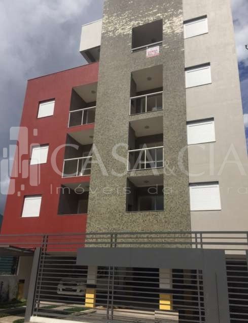 Apartamentos - 2 Dorm.<br />Vila Verde<br />Caxias do Sul<br /><br />APARTAMENTO COM 84M DE ÁREA PRIVATIVA + 50M DE TERRAÇO, 02 DORMITÓRIOS - SENDO 01 SUÍTE, SALA DE ESTAR E JANTAR COM SACADA, COZINHA, CHURRASQUEIRA, BANHEIRO SOCIAL, 01 VAGA DE GARAGEM, ESPERA PARA SPLIT E ÁGUA QUENTE, PISO EM PORCELANATO E LAMINADO. PRÉDIO COM ESTRUTURA PARA CAPTAÇÃO DA ÁGUA DA CHUVA, FACHADA COM REVESTIMENTO EM PASTILHAS. 0-0