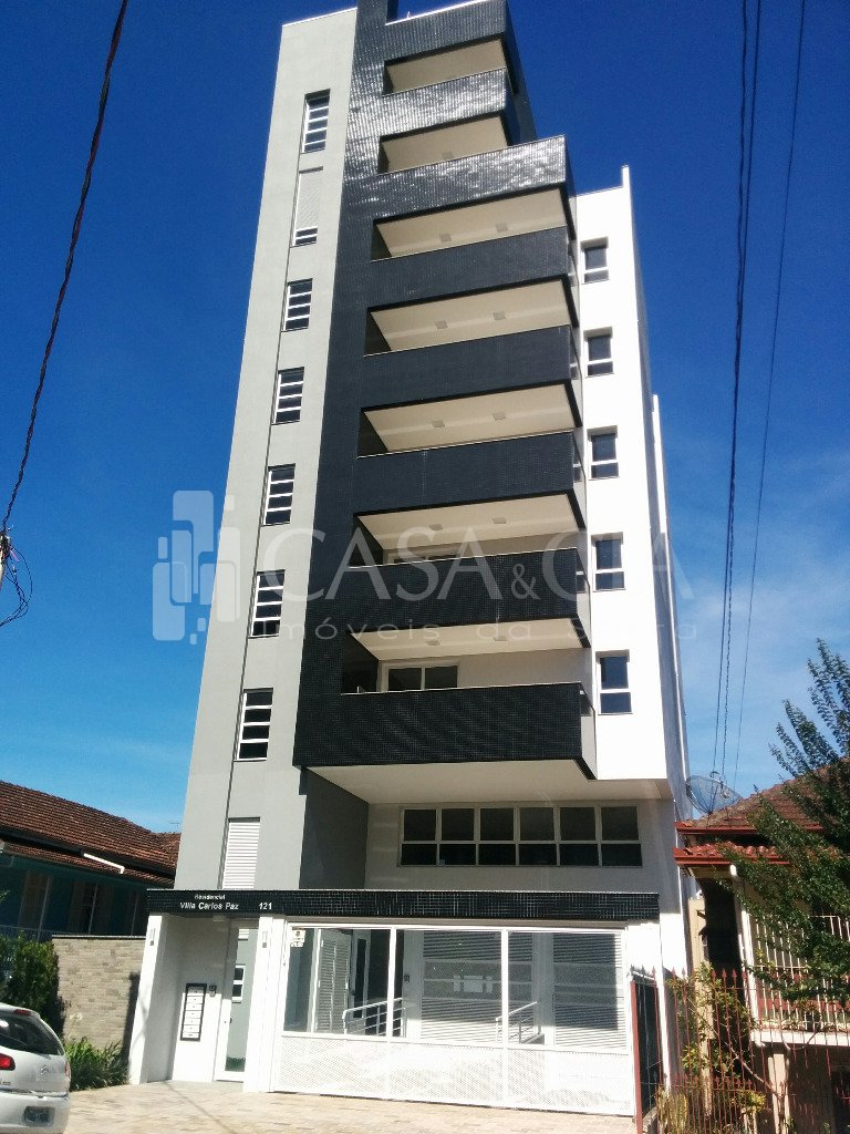 Apartamentos - 3 Dorm.<br />Panazzolo<br />Caxias do Sul<br /><br />AMPLA COBERTURA DUPLEX LOCALIZADA EM REGIÃO PRIVILEGIADA DA CIDADE - A POUCAS QUADRAS DO PARQUE DOS MACAQUINHOS, ALTO PADRÃO DE ACABAMENTO, 01 POR ANDAR, 03 SUÍTES, GABINETE, AMPLA SALA PARA 02 AMBIENTES, 02 AMPLAS SACADAS, LAVABO, CHURRASQUEIRA, COZINHA, ÁREA DE SERVIÇO, PISO EM LÂMINA E PORCELANATO PORTINARI, ESPERAS PARA ÁGUA QUENTE E SPLIT, GÁS CENTRAL, HIDRÔMETROS INDIVIDUAIS, AMPLO BOX COM 3 VAGAS INDEPENDENTES. A FACHADA DO PRÉDIO TERÁ DETALHE EM PELE DE VIDRO E REVESTIMENTO EM PASTILHAS CERÂMICAS. PRÉDIO COM SALÃO DE FESTAS E BRINQUEDOTECA MOBILIADOS. AS ÁREAS COMUNS TERÃO ESPERAS EMBUTIDAS PARA INSTALAÇÃO DE SENSORES E TECLADOS DE ALARME, CÂMERAS DE VÍDEO PARA MONITORAMENTO E CERCA ELÉTRICA NOS MUROS DE DIVISA. POSIÇÃO SOLAR LESTE E OESTE, ESCADARIA REVESTIDA EM GRANITO, PORCELANATO DO LIVING DOS APARTAMENTOS, SALÃO DE FESTAS POLIDO MARCA PORTINARI, TAMANHO 60 X 60, VIDRO DUPLO EM TODAS ESQUADRIAS EXTERNAS DOS APARTAMENTOS, REVESTIMENTO EXTERNO EM GRAFINADO COM ACABAMENTO EM TINTA EMBORRACHADA 03 DEMÃOS, PEITORIS DAS ESQUADRIAS EXTERNAS E SACADAS EM GRANITO POLIDO. 0-0