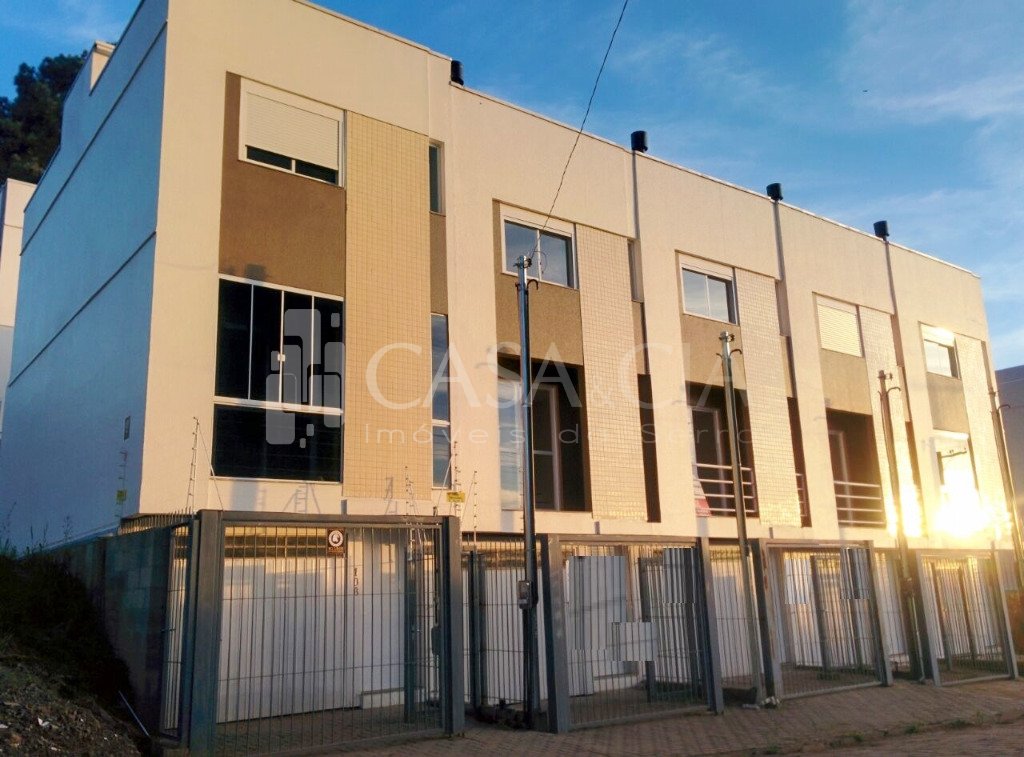 Sobrados - 2 Dorm.<br />Colina Sorriso<br />Caxias do Sul<br /><br />SOBRADO LOCALIZADO EM REGIÃO NOBRE DA CIDADE, COM EXCELENTE POSIÇÃO SOLAR, 02 DORMITÓRIOS - SENDO 01 SUÍTE, SALA DE ESTAR, COZINHA, LAVABO, BANHEIRO SOCIAL, PISO LAMINADO, LAREIRA, SACADA, ESPERA PARA ÁGUA QUENTE, MASSA CORRIDA NAS PAREDES INTERNAS, GARAGEM QUE VIRA UM SALÃO DE FESTAS DE 28M - COM CHURRASQUEIRA E PIA AUXILIAR - PEQUENO PÁTIO NA FRENTE E NOS FUNDOS, GRADES NA FRENTE E PORTÃO ELETRÔNICO. CONSULTE CONDIÇÕES DE PAGAMENTO. VALOR PROMOCIONAL DE R$310MIL POR R$286MIL 0-0