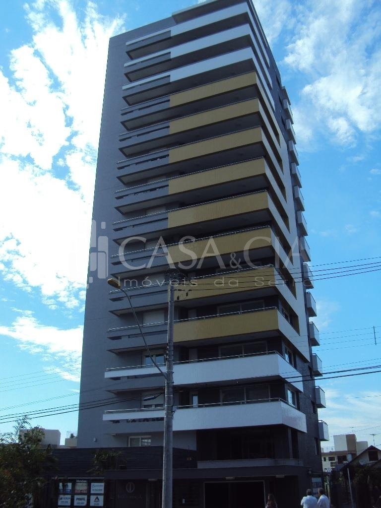 Apartamentos - 3 Dorm.<br />Exposição<br />Caxias do Sul<br /><br />APARTAMENTO 01 POR ANDAR NO PANAZZOLO COM 03 AMPLAS SUÍTES, SENDO 01 COM CLOSET, LIVING 02 AMBIENTES, GABINETE, LAVABO SOCIAL E DE SERVIÇO, AMPLA SACADA, COPA/COZINHA COM CHURRASQUEIRA INTEGRADA AO LIVING, LAVANDERIA COM SACADA, ESPERAS PARA CALEFAÇÃO, SPLIT E ÁGUA QUENTE, SALÃO DE FESTAS E FITNESS MOBILIADOS, ESQUADRIAS EXTERNAS EM PVC COM VIDROS DUPLOS E 02 VAGAS DE GARAGEM. ÁGUA QUENTE COM AQUECIMENTO SOLAR, GUARITA 24H. EXCELENTE ACABAMENTO AA FACHADA EM PASTILHAS E TEXTURA.