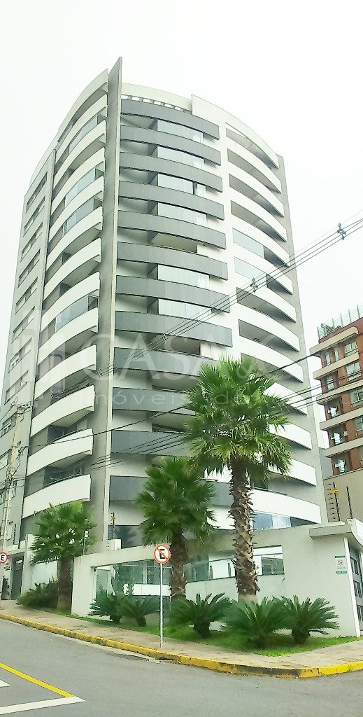 Apartamentos - 3 Dorm.<br />Lot. Floresta<br />Caxias do Sul<br /><br />APARTAMENTO NOVO SEMI MOBILIADO LOCALIZADO NO VILLAGIO IGUATEMI COM 03 DORMITÓRIOS - SENDO 01 SUÍTE COM HIDROMASSAGEM E CLOSET, AMPLA SALA DE ESTAR E JANTAR INTEGRADAS COM ACESSO À SACADA, COZINHA, CHURRASQUEIRA, ÁREA DE SERVIÇO INDEPENDENTE COM SACADA, LAVABO, PISO LAMINADO E PORCELANATO, ACABAMENTO EM MASSA CORRIDA NAS PAREDES INTERNAS, REBAIXE EM GESSO, 02 VAGAS DE GARAGEM (LADO A LADO), BANHEIRO SOCIAL, VIDROS DUPLOS, ESPERA PARA SPLIT, CALEFAÇÃO, ESPERA PARA ÁGUA QUENTE, GÁS ENCANADO, PORTA PRINCIPAL PIVOTANTE, HIDRÔMETRO INDIVIDUAIS. EMPREENDIMENTO COM HALL DE ENTRADA DECORADO, SALÃO DE FESTAS MOBILIADO A EQUIPADO, PLAYGROUND, PAISAGISMO, VÍDEO-PORTEIRO, PORTEIRO DAS 8H ÁS 18H E 02 VAGAS INDIVIDUAIS DE GARAGEM. POSIÇÃO SOLAR NORTE E LESTE.