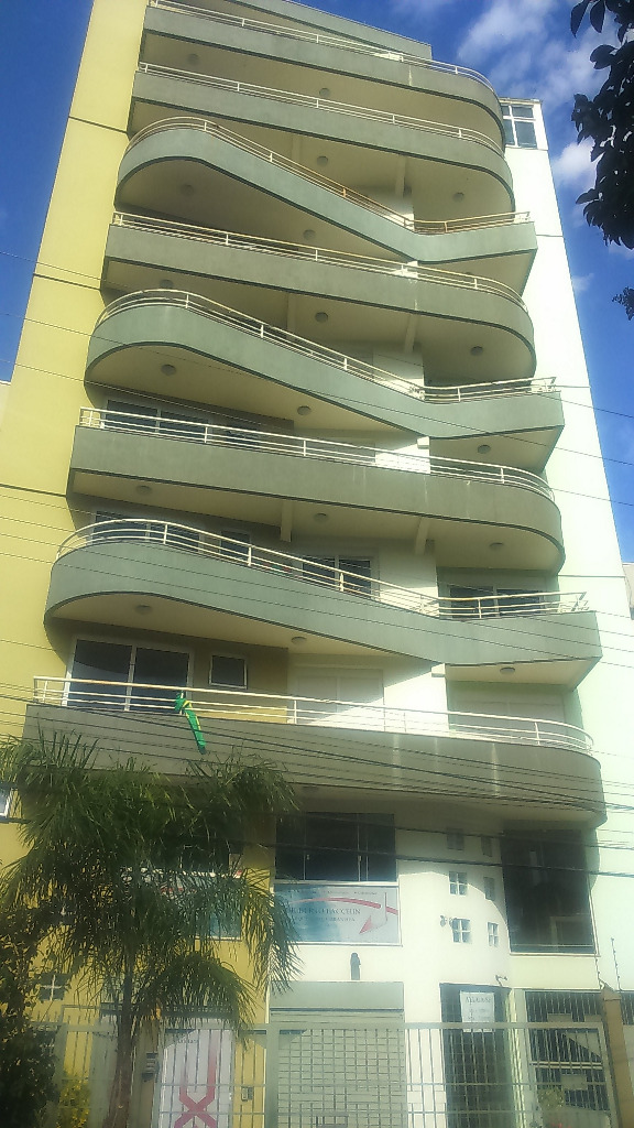 Apartamentos - 3 Dorm.<br />Medianeira<br />Caxias do Sul<br /><br />AMPLO APARTAMENTO COM 3 DORMITÓRIOS, SENDO 2 SUÍTES, 1 POR ANDAR, SACADA, TERRAÇO FECHADO COM METRAGEM DE 15 A 16M, SALÃO DE FESTAS NO PRÓPRIO APARTAMENTO, POSIÇÃO SOLAR NORTE, 2 VAGAS DE GARAGEM, SEMI - MOBILIADO. 0-0