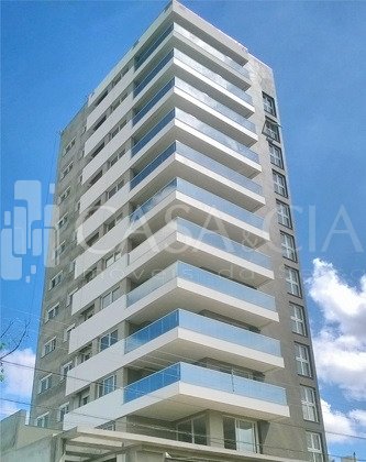 Apartamentos - 3 Dorm.<br />Jardim América<br />Caxias do Sul<br /><br />EXCELENTE APARTAMENTO NO JARDIM AMÉRICA, 1 APARTAMENTO POR ANDAR, 3 DORMITÓRIOS SENDO 1 SUÍTE COM UMA CONFIGURAÇÃO EXCLUSIVA E REQUINTADA, COM BANHEIRO COMPARTIMENTADO, SALA DE ESTAR E JANTAR INTEGRADOS COM AMPLA SACADA GOURMET, BANHEIRO SOCIAL, ESPERA PARA SPLIT, PORCELANATO NAS ÁREAS SOCIAIS, DEPÓSITOS INDIVIDUAIS, ISOLAMENTO TERMO ACÚSTICO ENTRE OS APARTAMENTOS, ESQUADRIAS EM PVC. SALÃO DE FESTAS MOBILIADO E DECORADO COM ESPAÇO GOURMET E ACESSO AO TERRAÇO, PLAYGROUND, ESPAÇO KIDS, ESPAÇO CLEANING (BANHEIRO E VESTIÁRIO PARA DIARISTAS) E 2 VAGAS DE GARAGEM.