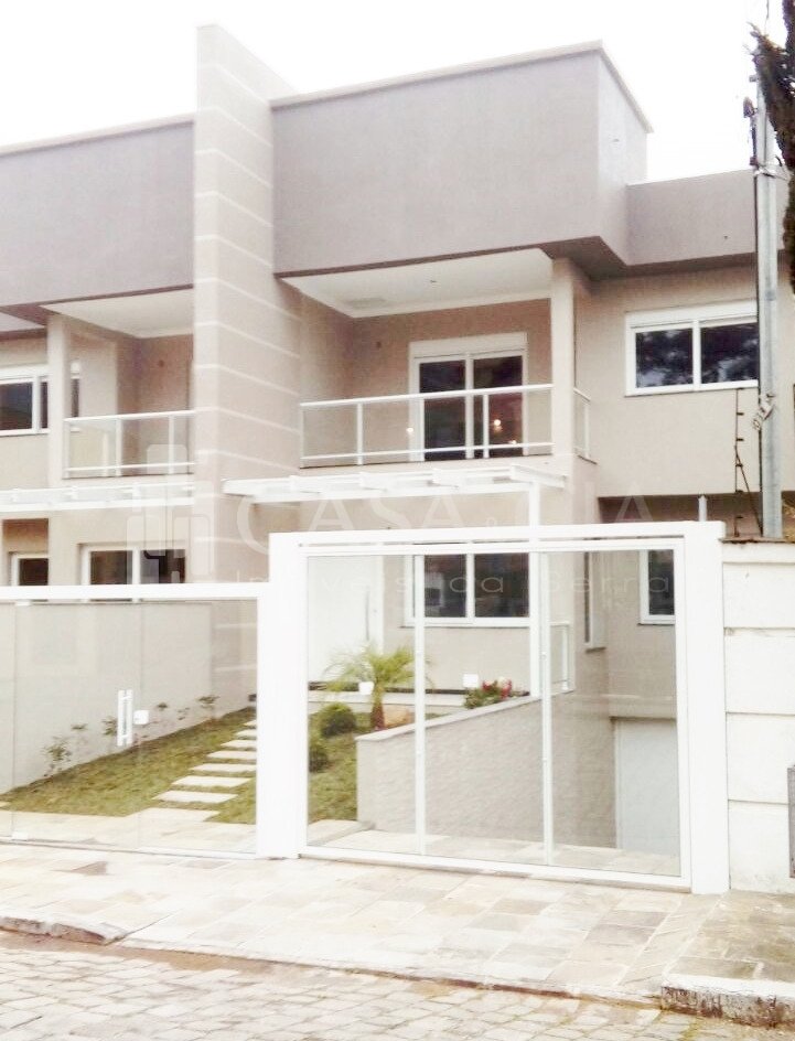 Sobrados - 3 Dorm.<br />Vinhedos<br />Caxias do Sul<br /><br />SOBRADO COM 272M DE ÁREA CONSTRUÍDA COM 3 PAVIMENTOS. 1 PAVIMENTO: GARAGEM ATÉ 5 CARROS COM 73,66M E ACESSO AO PÁTIO DE 33M. 2 PAVIMENTO: AMPLO ESTAR E JANTAR COM LAVANDERIA, LAVABO, COPA/COZINHA COM CHURRASQUEIRA E ÁREA DE SERVIÇO. 3 PAVIMENTO: 3 DORMITÓRIOS SENDO 1 SUÍTE MASTER COM CLOSET, HIDRO E SACADA E BANHEIRO SOCIAL. 0-0