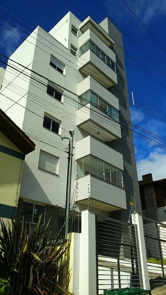Apartamentos - 2 Dorm.<br />Nossa Senhora da Saúde<br />Caxias do Sul<br /><br />APARTAMENTO NO ALTOS DE SEMINARIO COM ALARME, 2 DORMITÓRIOS SENDO 1 SUÍTE E DEMAIS DEPENDÊNCIAS, CHURRASQUEIRA, SACADA, 2 VAGAS DE GARAGEM LADO A LADO, ESPERA PARA SPLIT, ELEVADOR, ALARME E POSIÇÃO SOLAR OESTE/LESTE. 0-0