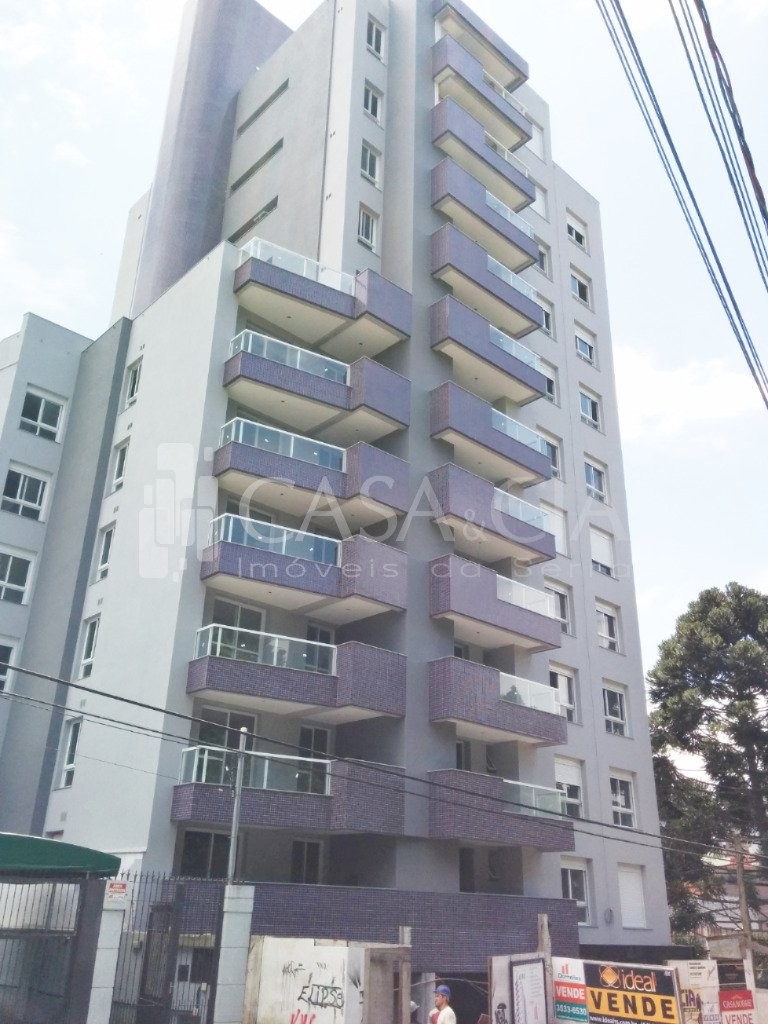 Apartamentos - 3 Dorm.<br />Panazzolo<br />Caxias do Sul<br /><br />APARTAMENTO NO EXPOSIÇÃO, PRÓXIMO AO FÓRUM, COM 03 DORMITÓRIOS - SENDO 01 SUÍTE MASTER, SALA 02 AMBIENTES INTEGRADA COM A COZINHA, PISO EM PORCELANADO POLIDO NA ÁREA SOCIAL/COZINHA E BANHEIROS E LAMINADO NA ÁREA ÍNTIMA, ESPERA PARA CALEFAÇÃO E AR CONDICIONADO TIPO SPLIT, AMPLA SACADA GOURMET COM CHURRASQUEIRA E PIA AUXILIAR, ÁREA DE SERVIÇO INDEPENDENTE, BANHEIRO SOCIAL E 02 VAGAS DE GARAGEM LADO A LADO. POSIÇÃO SOLAR LESTE E OESTE. CONSULTE DISPONIBILIDADE PARA OUTRAS UNIDADES.